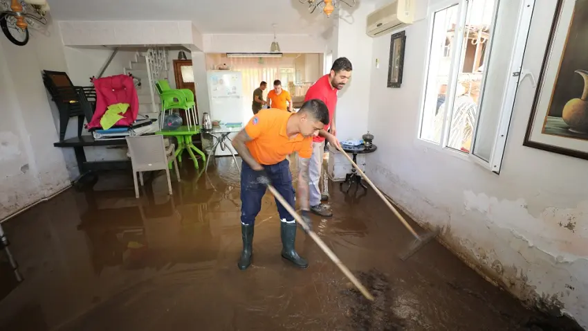 Menderes Belediyesi’nden yağış mağdurlarına destek: Evlere kapsamlı temizlik hizmeti
