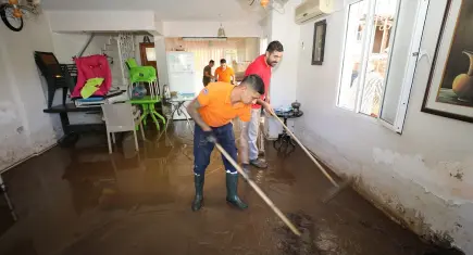 Menderes Belediyesi’nden yağış mağdurlarına destek: Evlere kapsamlı temizlik hizmeti