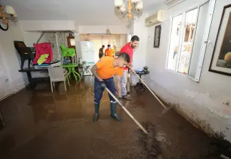 Menderes Belediyesi’nden yağış mağdurlarına destek: Evlere kapsamlı temizlik hizmeti