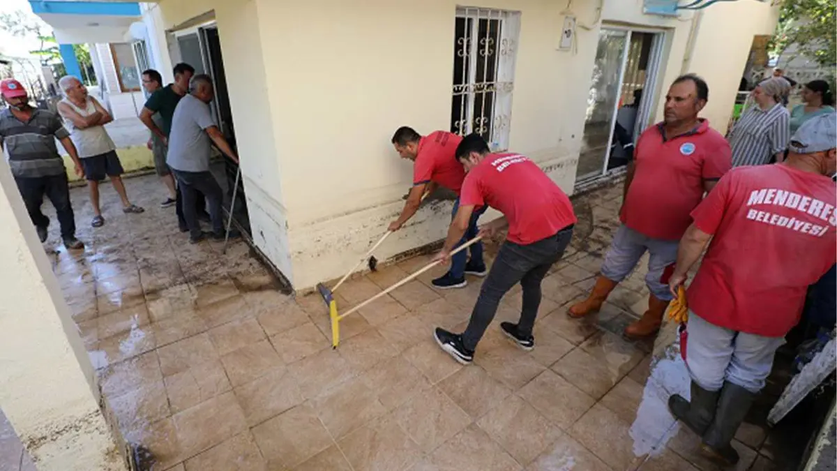 Menderes’te yağış mağdurlarına temizlik desteği haberinin görseli