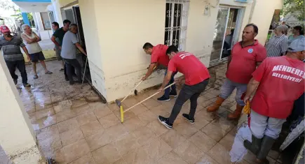 Menderes’te yağış mağdurlarına temizlik desteği