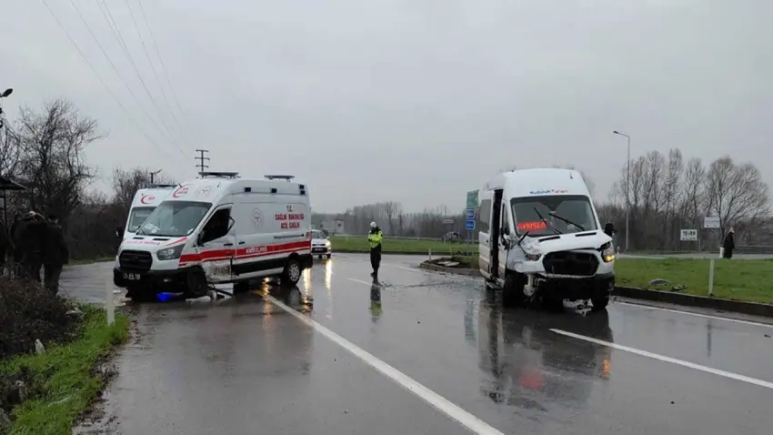 Sakarya’da ambulans ile servis minibüsü çarpıştı: 10 yaralı haberinin görseli