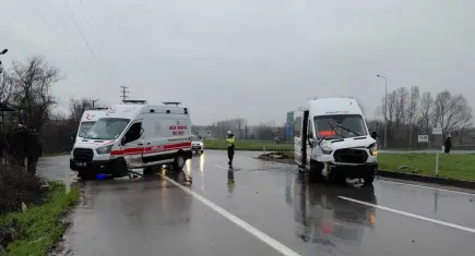 Sakarya’da ambulans ile servis minibüsü çarpıştı: 10 yaralı