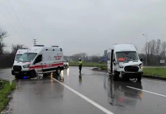 Sakarya’da ambulans ile servis minibüsü çarpıştı: 10 yaralı