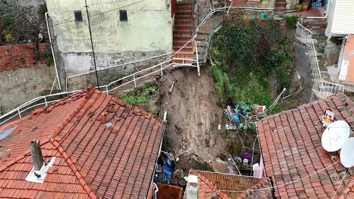 Sarıyer’de heyelan paniği: 4 bina tahliye edildi, onlarca kişi geceyi dışarıda geçirdi haberinin görseli
