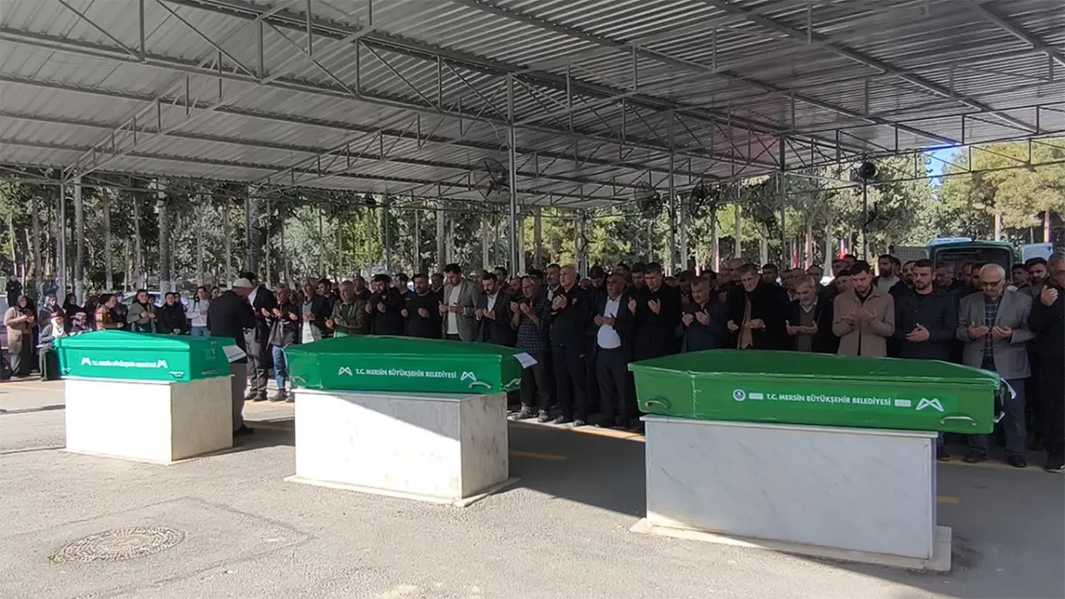 Alışverişten dönerken cipin çarptığı 3 kız, yan yana toprağa verildi haberinin görseli