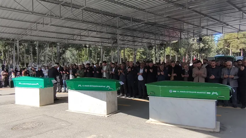 Alışverişten dönerken cipin çarptığı 3 kız, yan yana toprağa verildi haberinin görseli