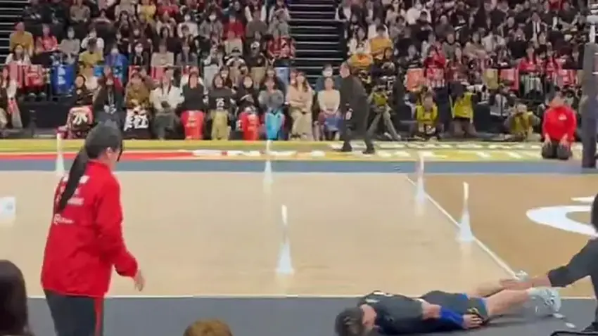 Attığı top görevliye isabet etti: Sahada kayarak defalarca özür diledi haberinin görseli