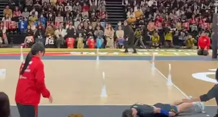 Attığı top görevliye isabet etti: Sahada kayarak defalarca özür diledi