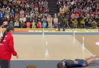 Attığı top görevliye isabet etti: Sahada kayarak defalarca özür diledi