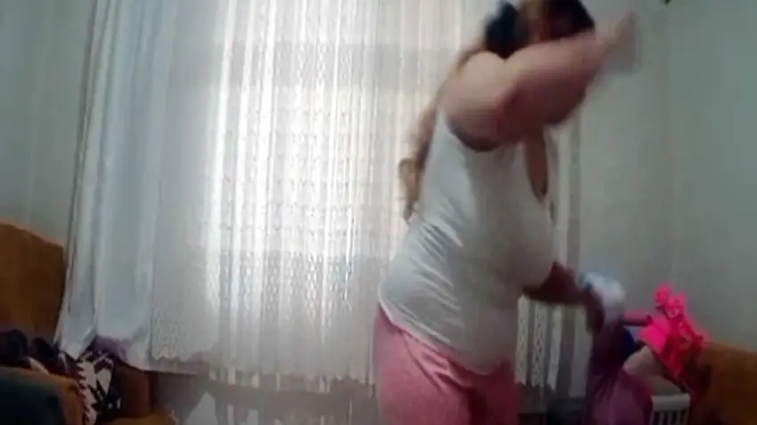 Bebeğine şiddetle suçlanan anne: Bir hata yaptım haberinin görseli