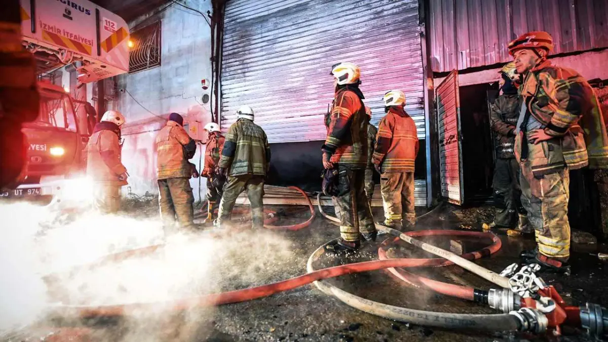 Buca'da mobilya atölyesinde çıkan yangın kontrol altına alındı haberinin görseli