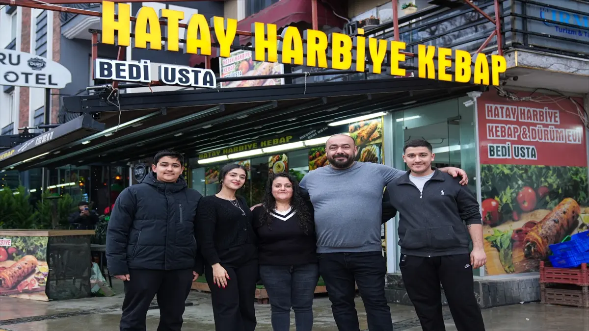 Depremden sonra İzmir’e yerleşen Alvanoğlu ailesi, Hatay’a dönmenin hayaliyle yaşıyor başlıklı video haberin görseli