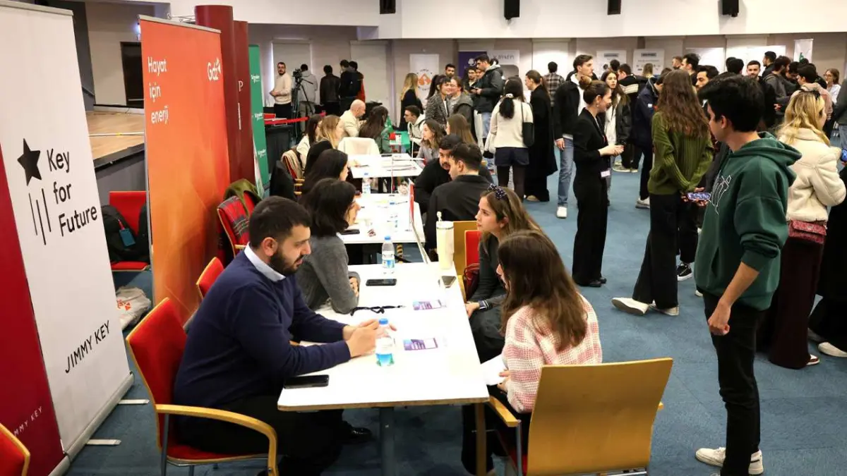 İEÜ Kariyer Fuarı, öğrencilerine yeni iş fırsatları sunacak haberinin görseli