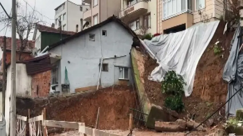 İstinat duvarı çöktü binada hasar oluştu haberinin görseli