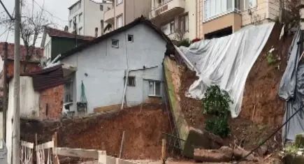İstinat duvarı çöktü binada hasar oluştu