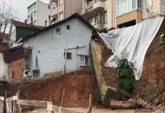 İstinat duvarı çöktü binada hasar oluştu