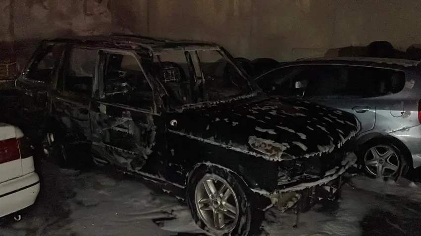 Maslak’ta otopark yangını: Isınmak için ateş yaktı 5 araç küle döndü haberinin görseli