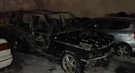 Maslak’ta otopark yangını: Isınmak için ateş yaktı 5 araç küle döndü