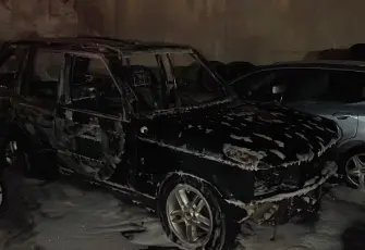 Maslak’ta otopark yangını: Isınmak için ateş yaktı 5 araç küle döndü