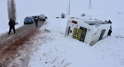 Sivas’ta servis minibüsü şarampole devrildi: 13 öğrenci yaralandı