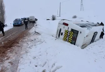Sivas’ta servis minibüsü şarampole devrildi: 13 öğrenci yaralandı