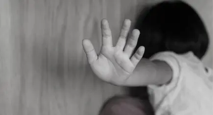 7 yaşındaki çocuğuna istismar davasında tartışmalı karar: Sanığa beraat, anneye ceza