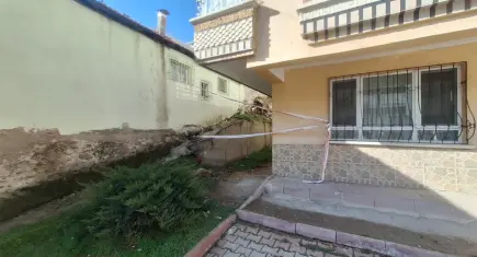 Ankara’da toprak kayması: 4 katlı bina ve gecekondu tahliye edildi
