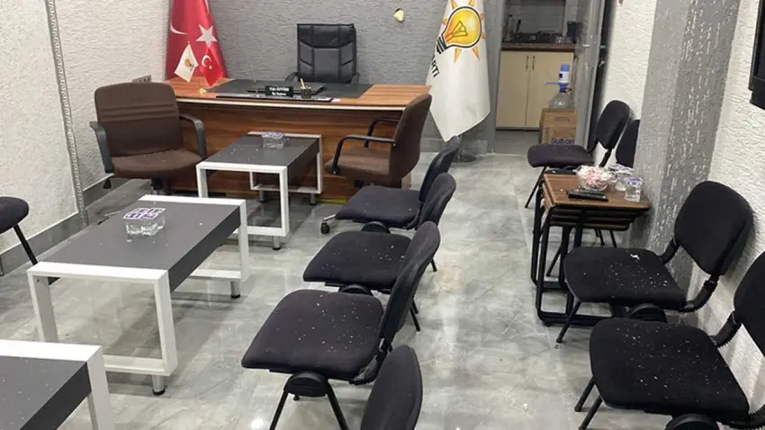 Balıkesir’de AK Parti ilçe binasına taşlı saldırı: Şüpheli aranıyor