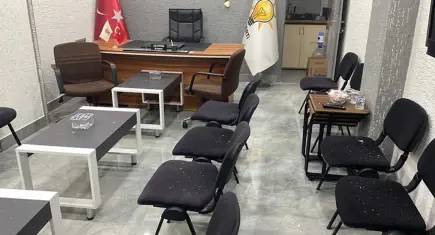 Balıkesir’de AK Parti ilçe binasına taşlı saldırı: Şüpheli aranıyor
