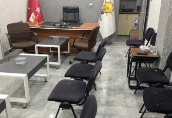 Balıkesir’de AK Parti ilçe binasına taşlı saldırı: Şüpheli aranıyor