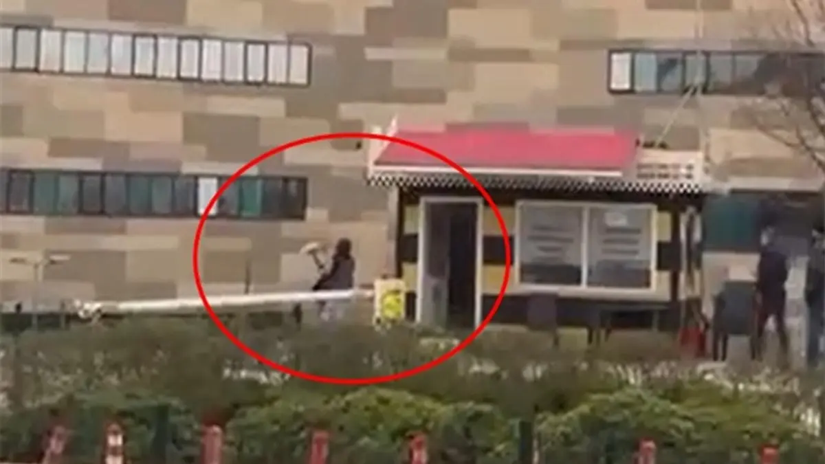 Bursa Şehir Hastanesi’nde taksi krizi: Durağın camını kırdı  haberinin görseli