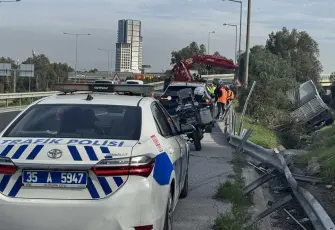 İzmir haber: Balçova’da kamyon şarampole yuvarlandı