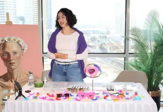 Kanseri yenen makyaj sanatçısından hastalara moral