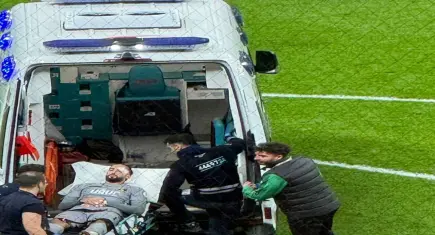 Kupada korkutan çarpışma: İsa Doğan ve Ahmed Kutucu sahada yere yığıldı!