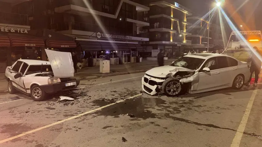 Ödemiş’te iki otomobil çarpıştı: 3 yaralı