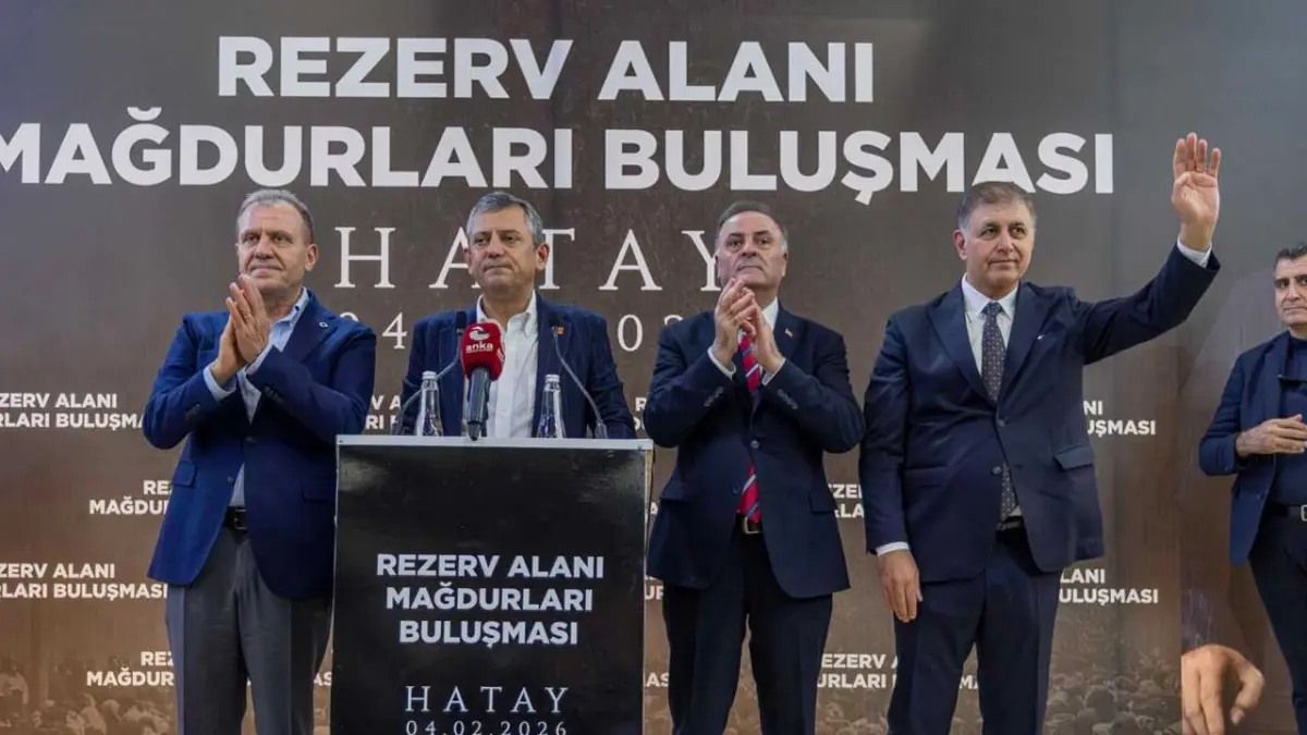Özel ve Tugay’dan Hatay’da depremzedelere vefa ziyareti: Elimizi hiç çekmeyeceğiz haberinin görseli