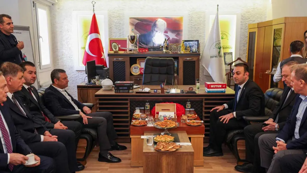 Özgür Özel ve Başkan Tugay Hatay'da haberinin görseli