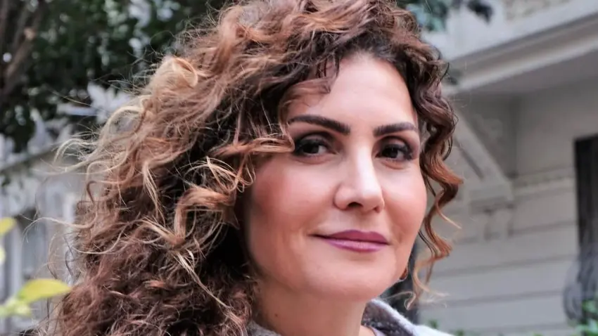 Ünlü Sanatçı Serenad Bağcan dolandırıcıların hedefi oldu: 5 milyon lirasını kaptırdı! haberinin görseli