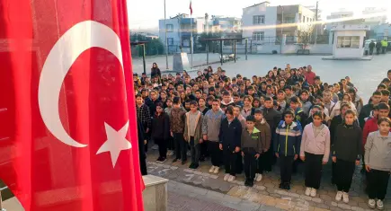 6 Şubat depremlerinde hayatını kaybedenler için okullarda saygı duruşu