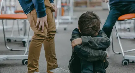 Akran zorbalığına emsal karar: Şiddet uygulayan çocuğa elektronik kelepçe!