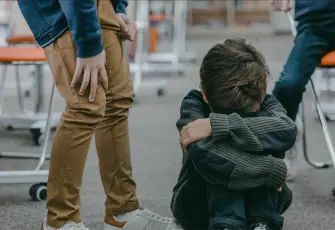 Akran zorbalığına emsal karar: Şiddet uygulayan çocuğa elektronik kelepçe!