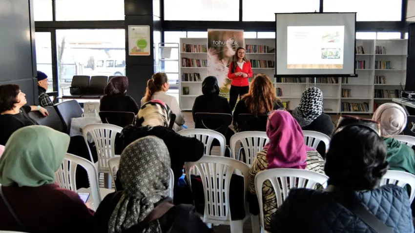 Bornova Kent Bostanı’nda üreten kadınlara beslenme ve gıda güvenliği eğitimi