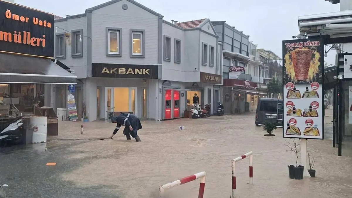 Çeşme’yi sağanak vurdu: Yollar göle döndü haberinin görseli