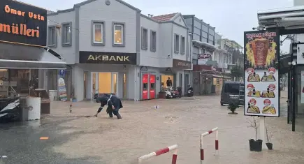 Çeşme’yi sağanak vurdu: Yollar göle döndü
