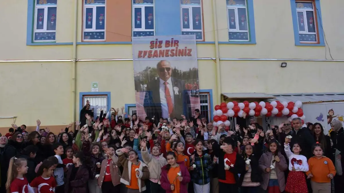 Emekliye ayrılan 39 yıllık öğretmene, görev yaptığı okulda ‘efsane’ afişli veda başlıklı video haberin görseli