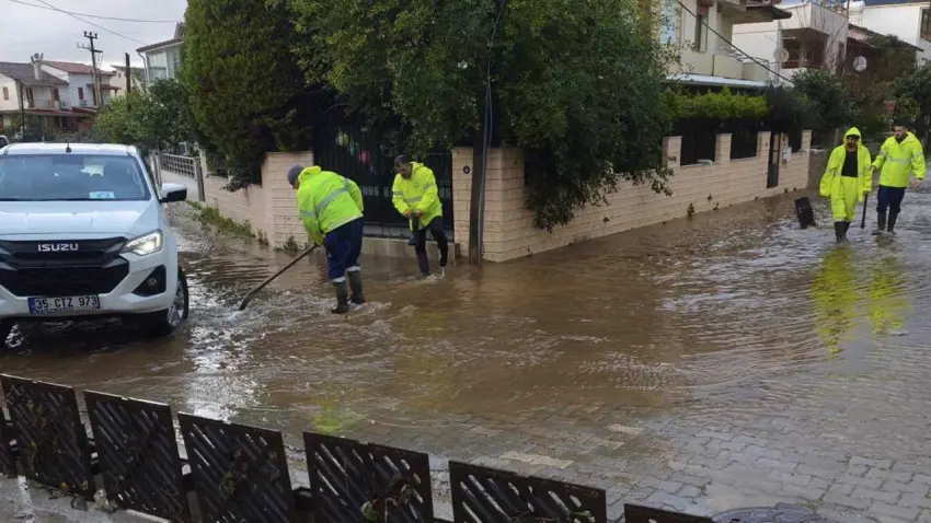 İzmir’de sağanak alarmı: Büyükşehir 1365 personel ile sahada!