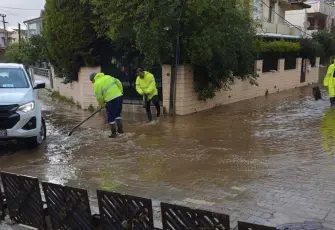 İzmir’de sağanak alarmı: Büyükşehir 1365 personel ile sahada!