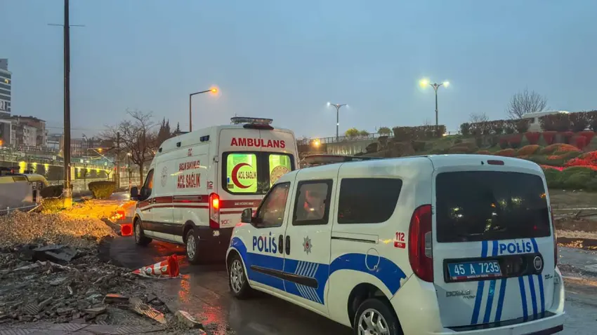 Manisa'da trenin çarptığı genç yaralandı