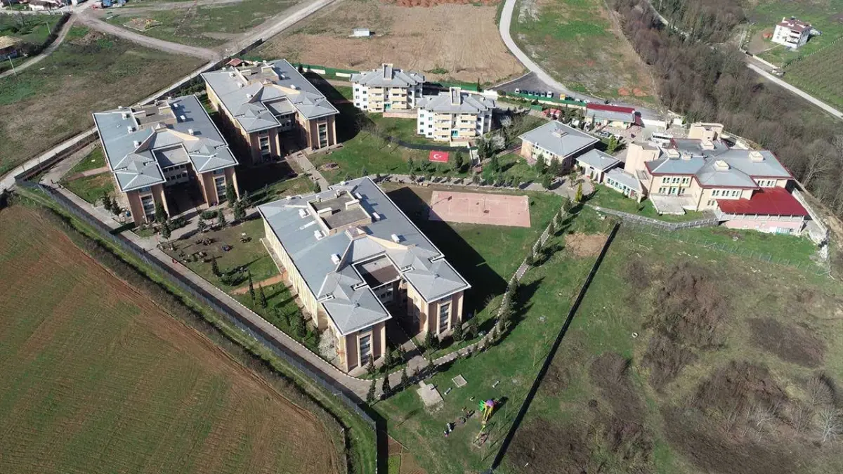 Sakarya'da cezaevinde yangın: 11 hükümlü hastaneye kaldırıldı haberinin görseli